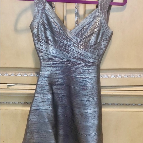 herve leger silver dress $990 NWT SzM FOIL METALLIC V-NECK SLEEVELESS BANDAGE Cut from our signature bandage for a sculpting fit Herve Leger Scoop Back Sheath